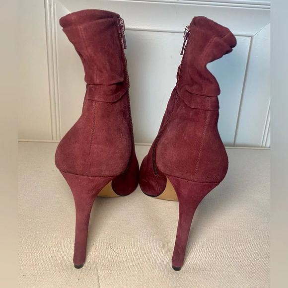 Vince Camuto ‘Kenya’ suede peep toe heels in deep plum / maroon. - Picture 4 of 5